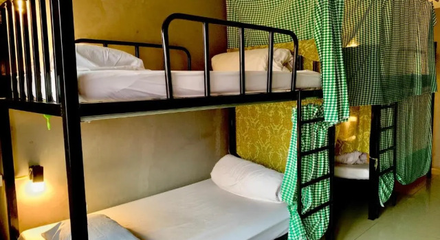 Кровать в общем номере Doze Hostel