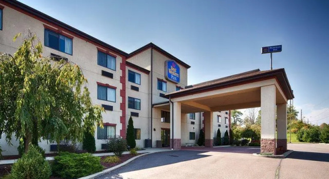 Кровать в общем номере Best Western Danville Inn