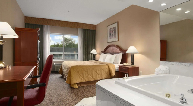 Двухместный люкс Presidential Days Inn & Suites by Wyndham Albany