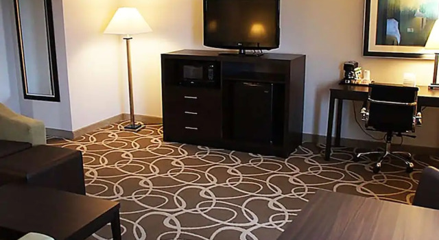 Люкс Elimwood Hotel, a Ramada by Wyndham