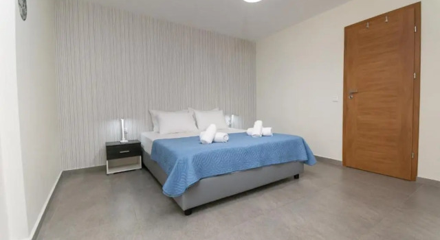 Spacious Fully Equipped 3BD 2Bath Apt in the heart of city with Balconies AC and fast WIFI #1, Забронировать Отель Ираклион Центральный Крит
