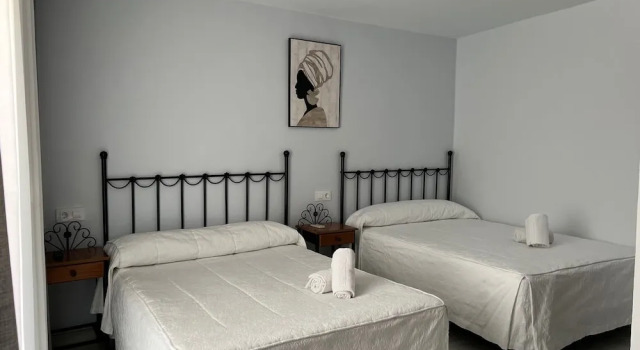 Четырёхместный номер Standard с балконом Hostal Almanzor