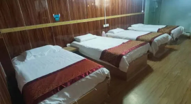 Кровать в общем номере Geshun Hotel