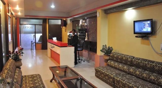 Hotel Red Inn, Забронировать Отель Отели Сикандра с парковкой, Парковка
