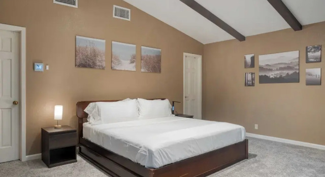 Sleeps 18! Game Room, Deck w/ Firepit, 5bdr, Casita Cedar & Stone by Avantstay, Rezerwuj Dom wakacyjny Austin Greater Austin