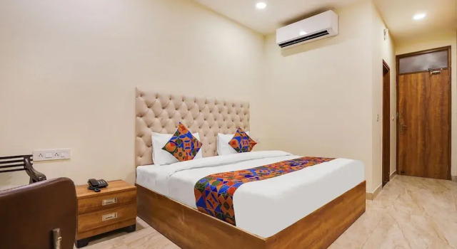 Номер Deluxe FabHotel Prime Royals Orchard