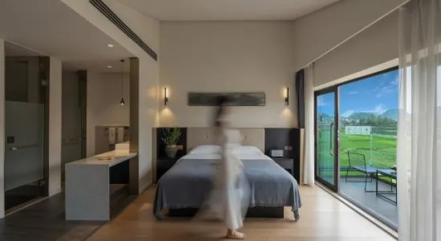 Двухместный люкс с балконом и с видом на озеро Muke Qianxun Lakeside Vacation Apartment (Puzhehei)