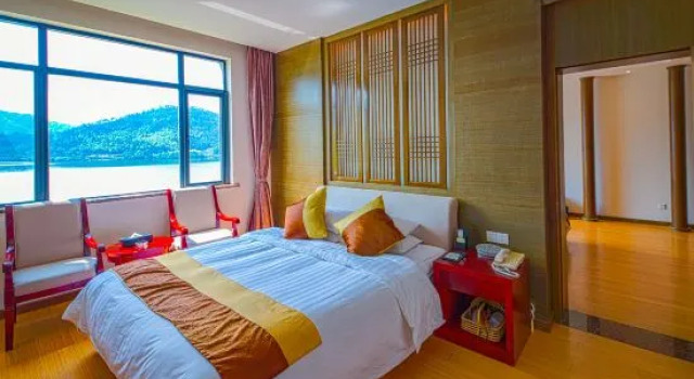 Семейный люкс с видом на озеро Mount Huangshan Wonderland Hotel