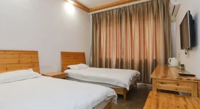 Кровать в общем номере Huishu Renjia Inn