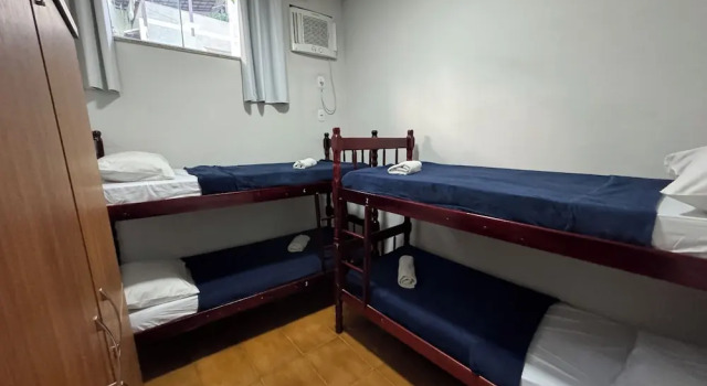 Кровать в общем номере Pousada Vila Praiana