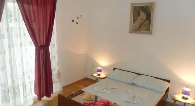 Апартаменты Цокольный этаж с балконом Apartments Valjan