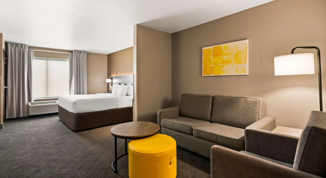 Двухместный люкс Comfort Suites Hudson I-94