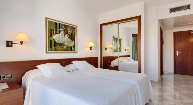 Barceló Ponent Beach, Book Hotel Hotels in Cala Ferrera with Parking, Parking