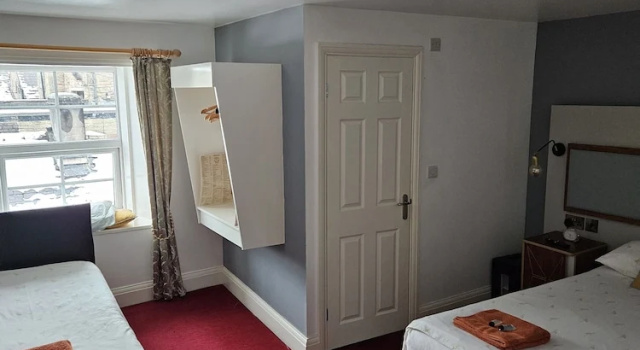 Кровать в общем номере The Royal Oak Hotel