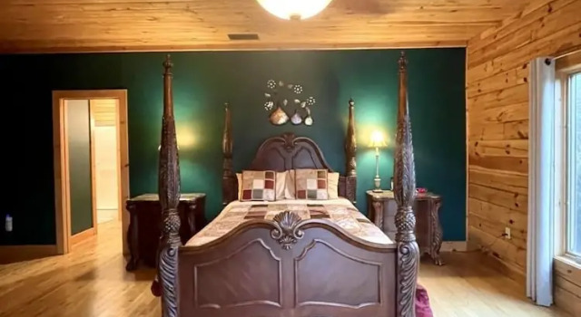 Номер Standard A true log cabin with 360 degree mountain views - Pet and Motorcycle friendly! 5 Bedroom Cabin by RedAwning