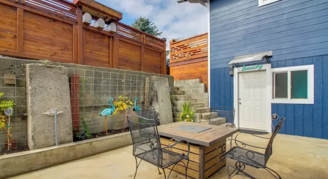Апартаменты 1 Mi to Dtwn Coos Bay: Sleek Apt w/ Deck & Views!
