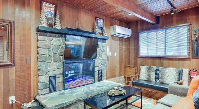 Inviting Mt Hood Cabin w/ Porch: 1 Mi to Skibowl!, Забронировать Дом для отпуска Отели Говермент Кэмпа с парковкой, Парковка