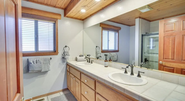 Коттедж Big Bear Lake Cabin w/ Hot Tub & Gas Fire Pit!
