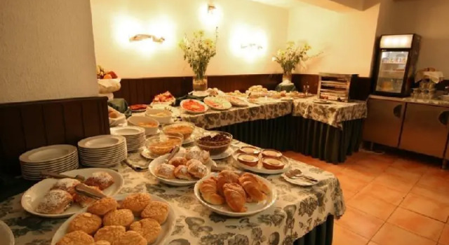 Кровать в общем номере Hotel Alcántara