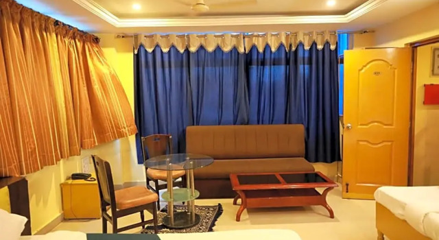 Полулюкс Hotel DKR Residency