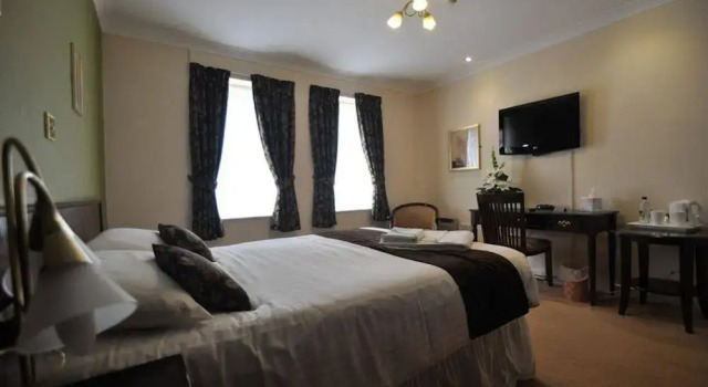 The Rhinewood Country House Hotel, Book Hotel  