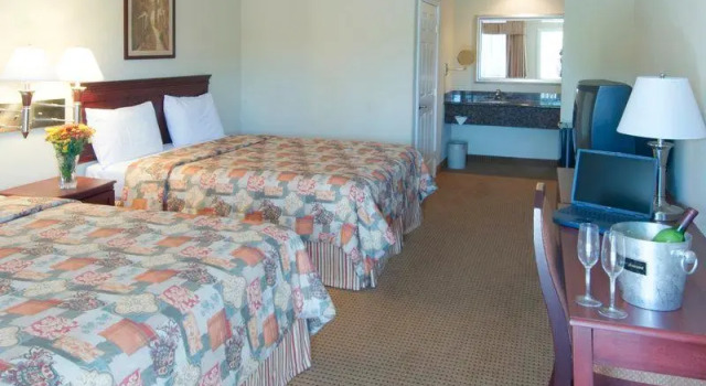 Кровать в общем номере Fairview Inn & Suites