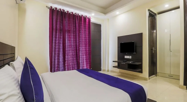 OYO 24269 Silverkey Medanta Sec 38