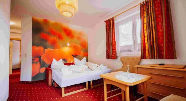 Четырёхместный номер Comfort с балконом и с видом на горы Hotel in the HEART