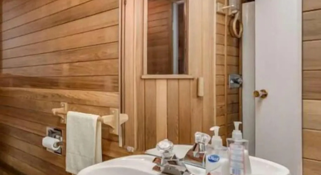 Апартаменты ART House Burnaby Two Bedrooms Suite