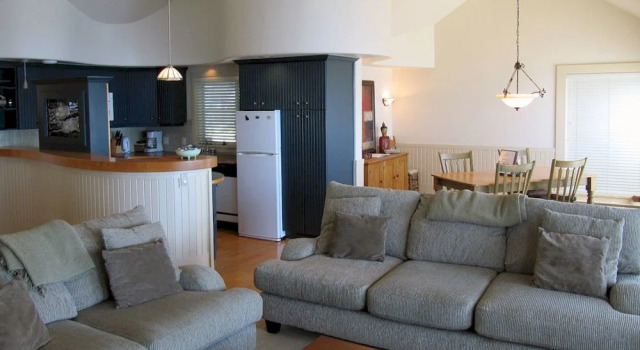 Stones Throw Cottage by BC Island Vacation Homes, Book Feriehus Otter Point Britisk Columbia
