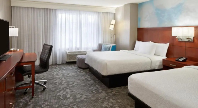 Четырёхместный номер Standard Courtyard by Marriott Ottawa Downtown