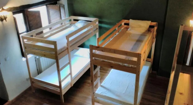 Кровать в общем номере Albergue De Soba