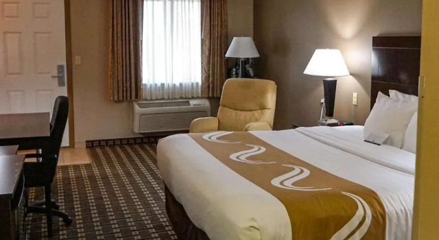 Люкс Quality Inn & Suites Watertown near Prairie Lakes Ice Arena