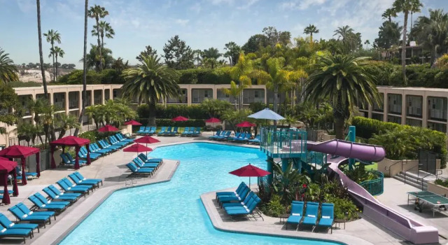 Номер с видом на бассейн Hyatt Regency Newport Beach