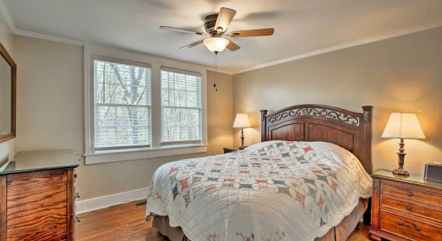 Cheery Cottage w/ Yard < 1 Mile to Marietta Square, Boek Vakantiehuis Hotels in Georgia met parkeren, Parkeren