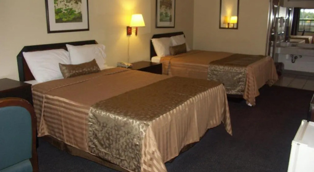 Четырёхместный номер Standard Deerwood Inn and Madison Campground