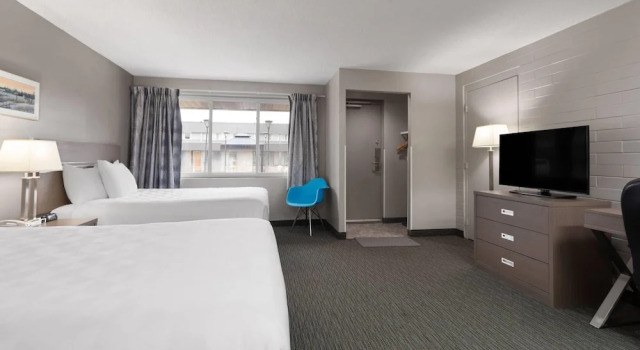 Четырёхместный номер Deluxe Цокольный этаж Travelodge by Wyndham Grande Prairie