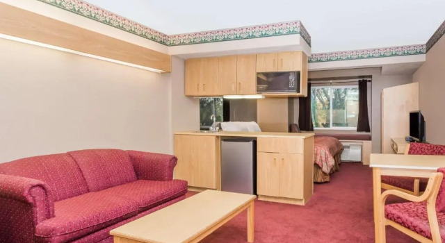 Двухместный люкс Boarders Inn and Suites Brush (ex.Microtel Inn by Wyndham Brush)