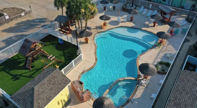 Коттедж Sleeps 27 3 Homes Near the Beach, Pools, Dining & Entertainment by Avantstay