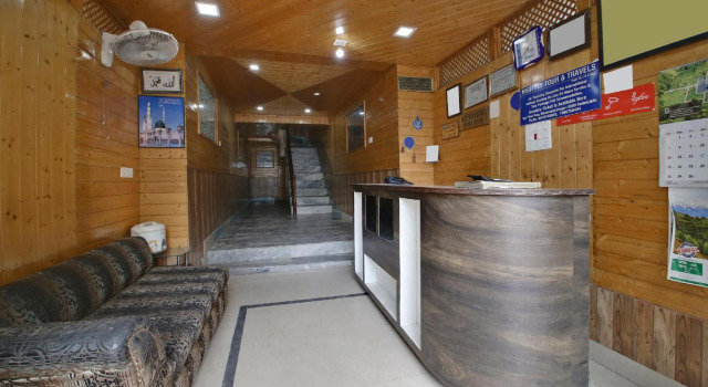 OYO 18872 Hotel Azad, Забронировать Отель Отели Джамму и Кашмира с парковкой, Парковка