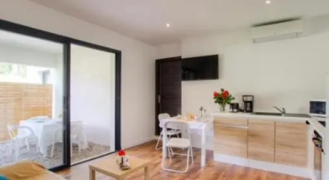 Appartement tranquille en bas de villa, Varaa Huoneisto  