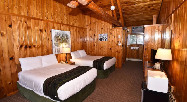 Четырёхместный номер Classic с видом на горы Timber Inn Motel