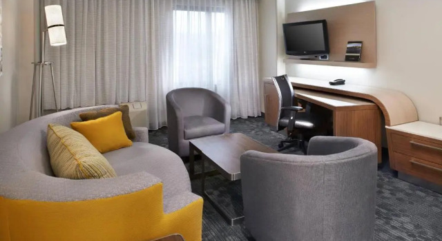 Двухместный люкс c 1 комнатой Courtyard by Marriott Cincinnati-Covington
