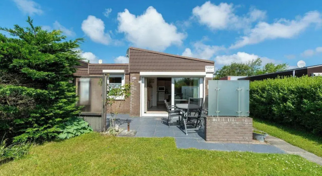 Бунгало Bungalow Near Beach and Forest in De Blenck