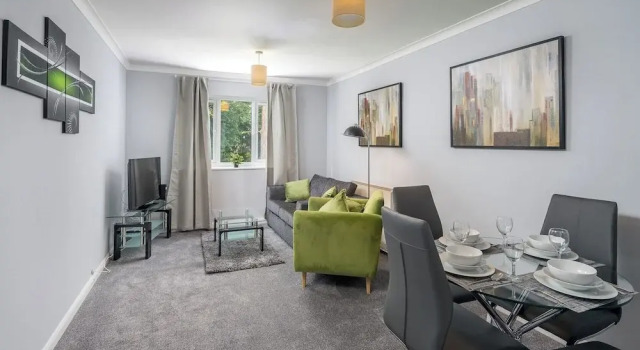 Modern 1-bedroom in Crawley With Free Parking, Забронировать Отель Отели Исторического графства Суссекса с парковкой, Парковка