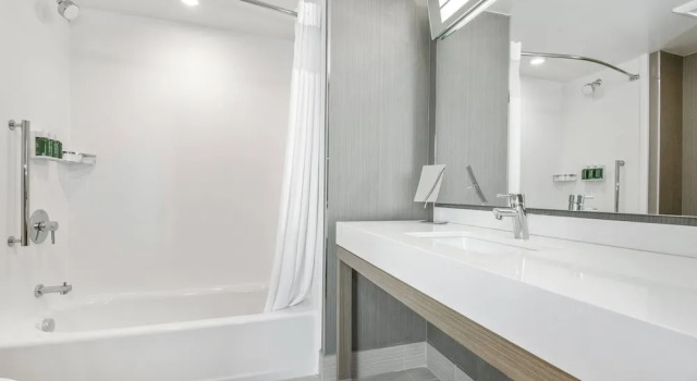 Люкс Courtyard by Marriott Raleigh Cary/Parkside Town Commons