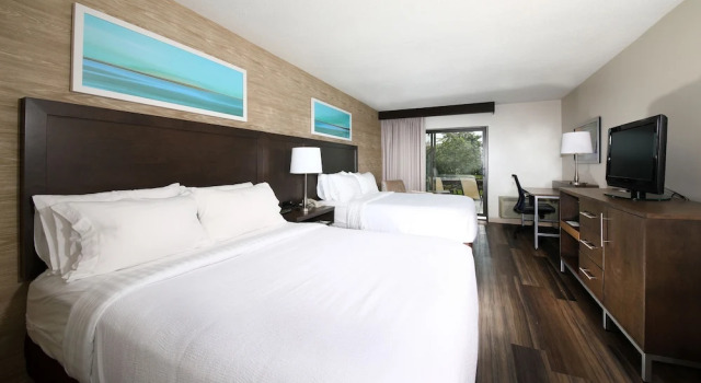 Четырёхместный номер Standard с балконом и с видом на реку Holiday Inn Hotel Peterborough Waterfront by IHG