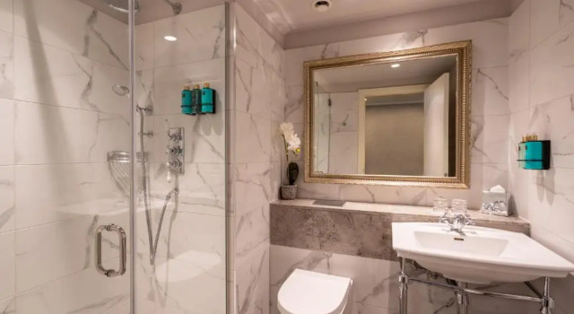 Двухместный номер Deluxe с балконом The Trinity City Hotel