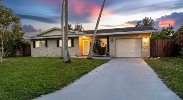 4BR With Private Pool and Game Room - Prime Location