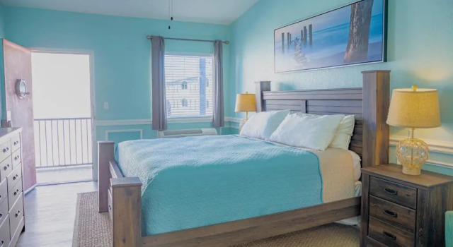 Люкс Sea and Breeze Hotel and Condo